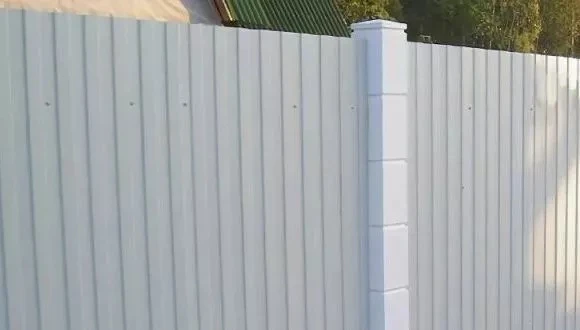 Белый забор из профлиста с бетонными столбами