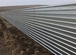 Сплошной забор горизонтальный из оцинкованного профнастила